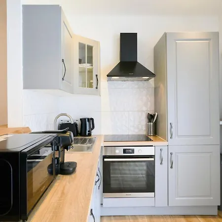 Maison Trois Avec Cour, Parking Gratuit Croix