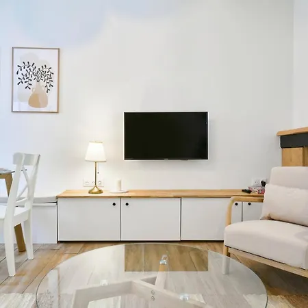 Maison Trois Avec Cour, Parking Gratuit * Croix