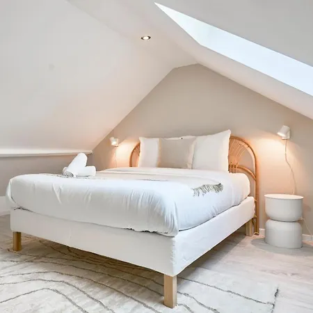 Maison Trois Avec Cour, Parking Gratuit Croix