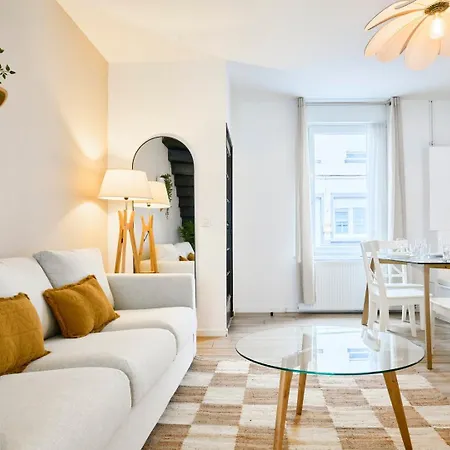 Maison Trois Avec Cour, Parking Gratuit Croix